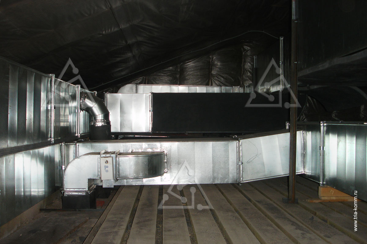 Фото выполненного монтажа воздуховодов на чердаке коттеджа