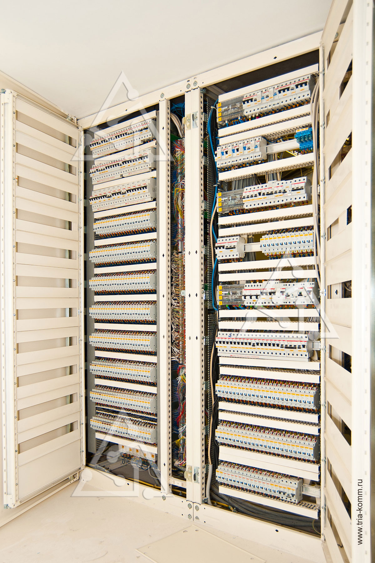 Фото 2-й секции электрических шкафов с коммутационным оборудованием системы электроснабжения и освещения