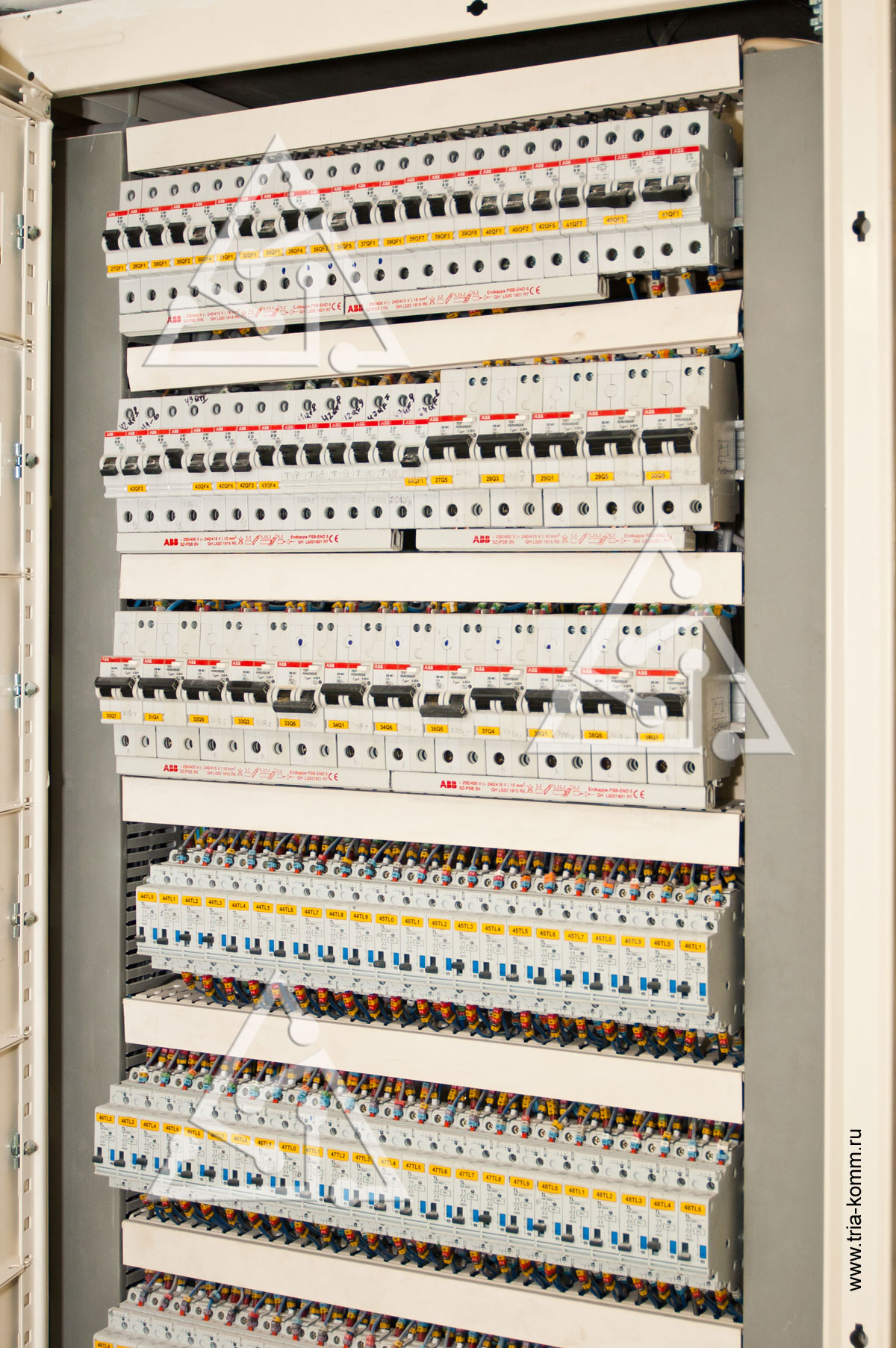 Фото силового коммутационного оборудования системы электроснабжения на базе комплектующих Finder и ABB