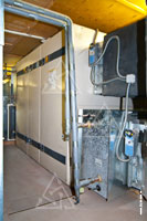 Фото 2-й вентиляционной установки Swegon Gold, клапанов расхода воздуха и теплообменника холодильной машины Cooler фирмы Swegon с трубами