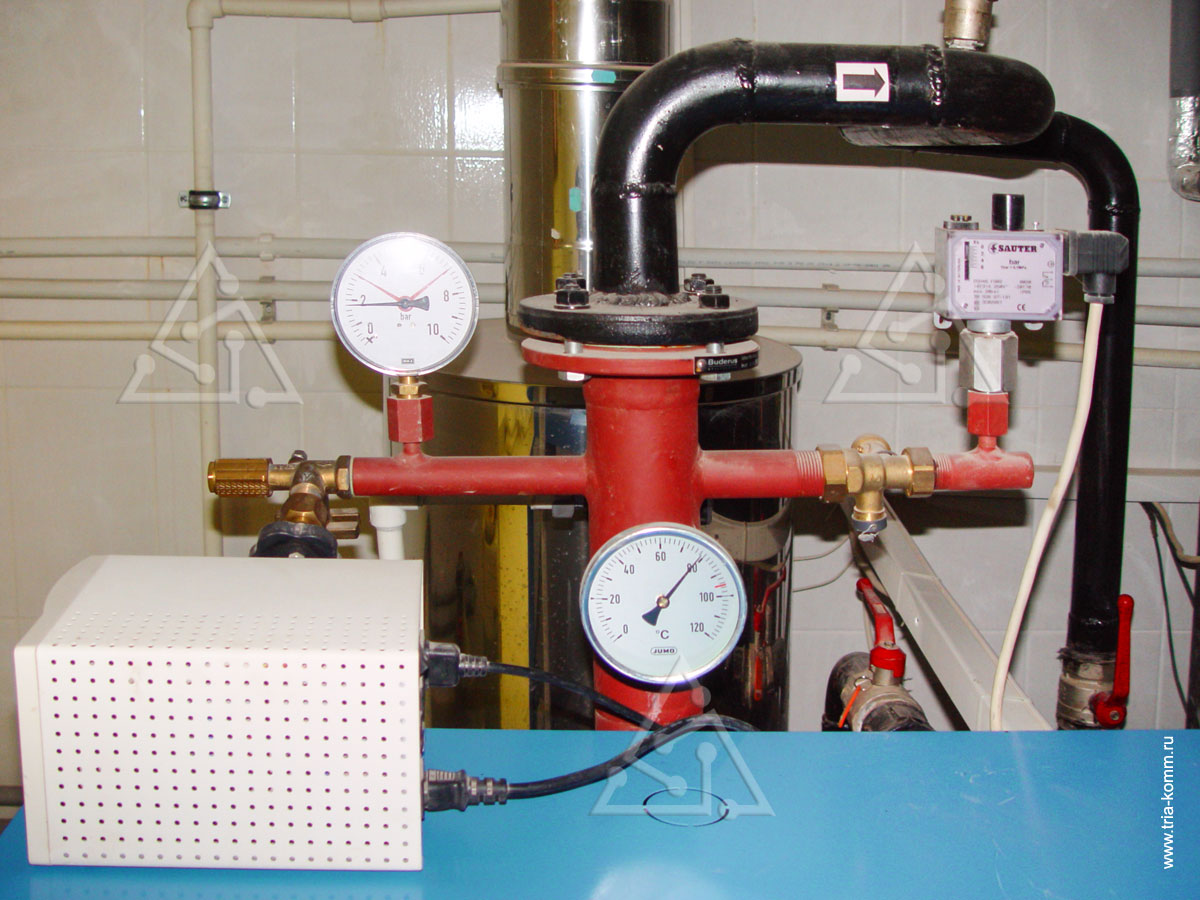 Фото рамки с арматурой безопасности для котла Buderus: датчик минимального давления воды, термометр, манометр