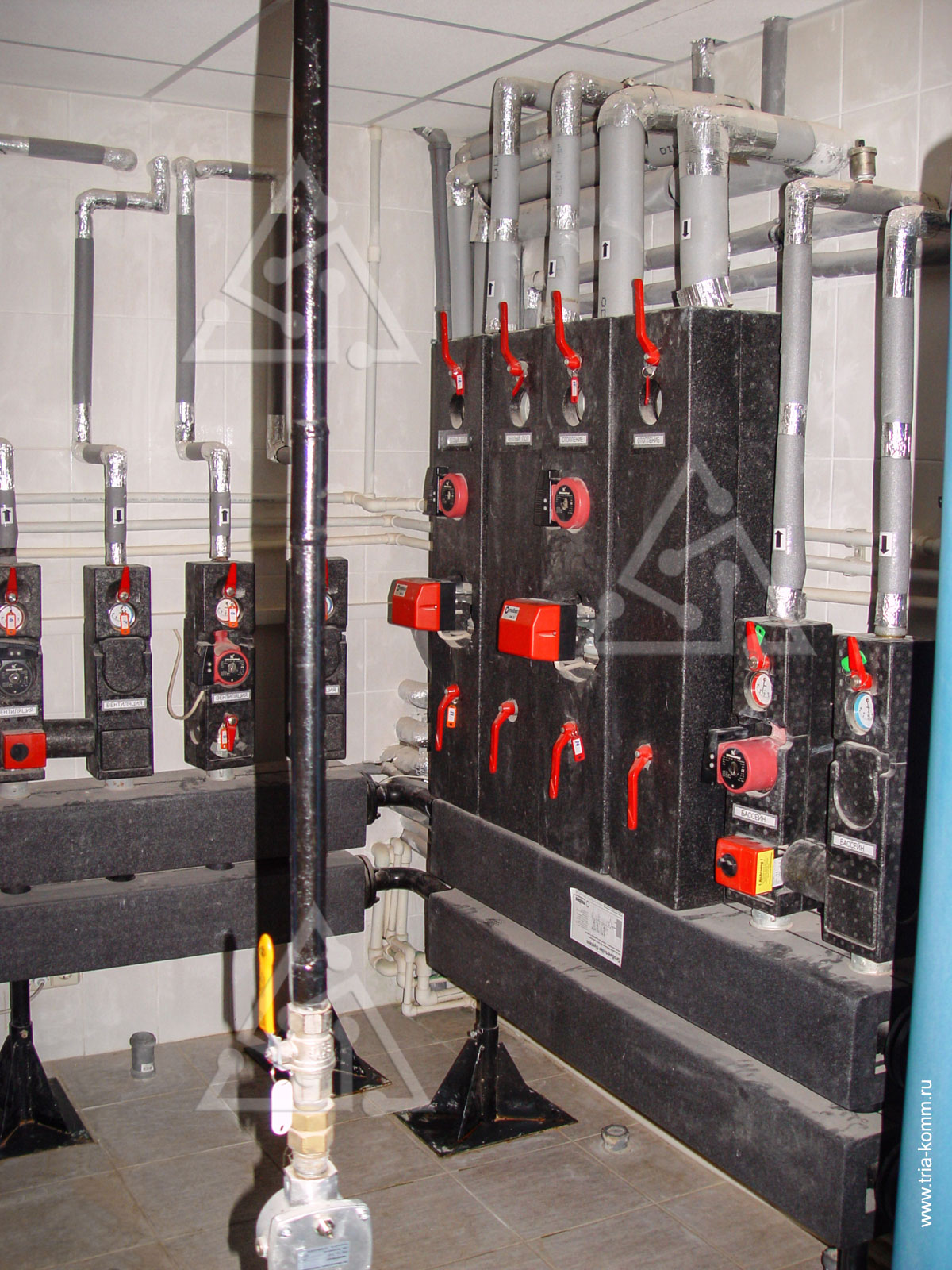 Фото распределительных гребенок в котельной для контуров систем вентиляции и отопления