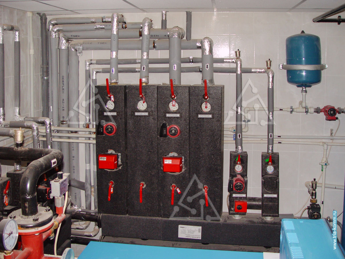 Фото распределительной гребенки в котельной для контуров системы отопления и теплого пола