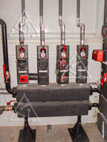 Фото распределительной гребенки в котельной для контуров системы вентиляции