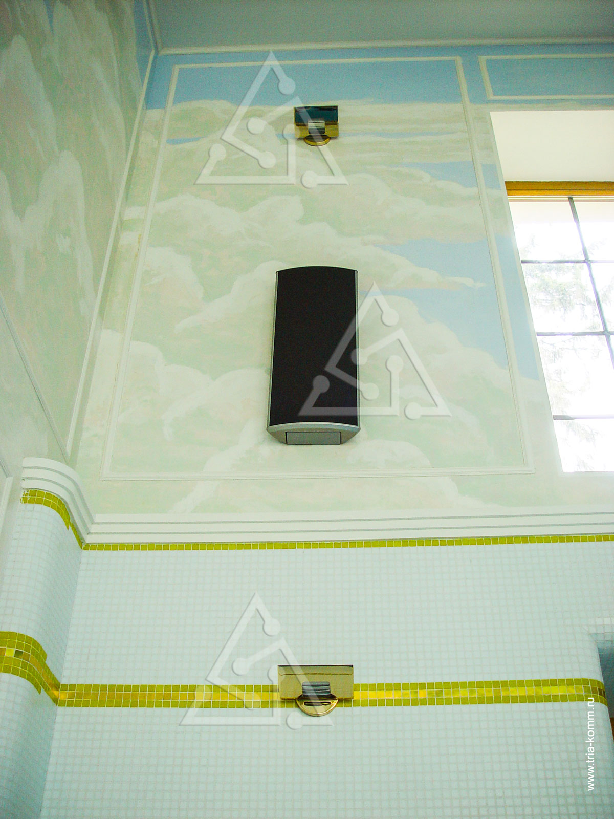 Фото аудиоколонки мультирум и источников освещения на стене в бассейне коттеджа