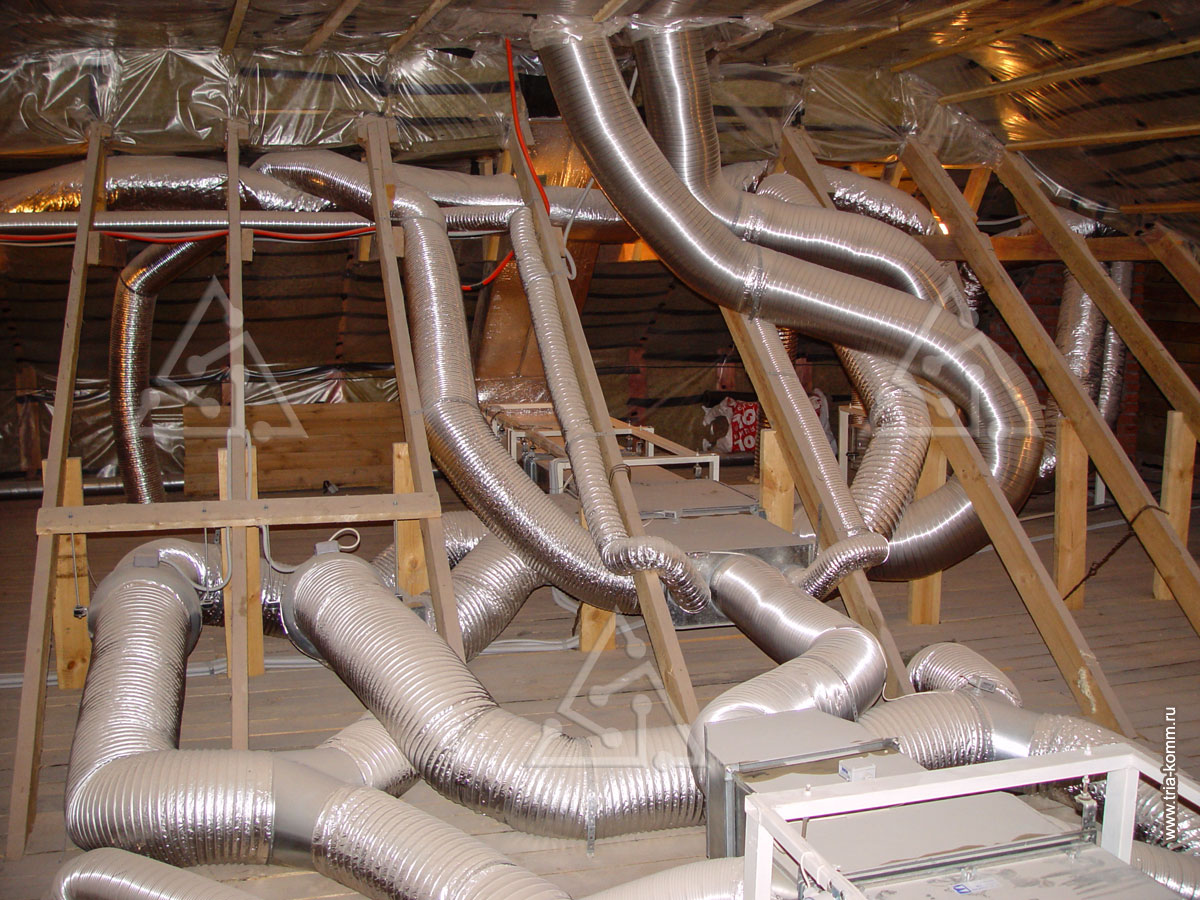 Фото вентиляционной установки и воздуховодов на чердаке коттеджа