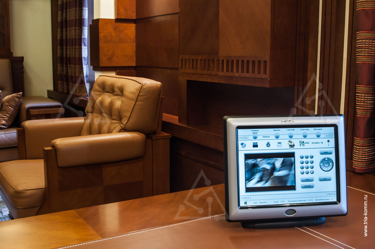 В кабинете на сенсорной панели управления AMX можно смотреть спутниковое ТВ и управлять системой аудио- и видео мультирум