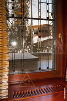 Фото деревянной декоративной решетки в интерьере коттеджа, маскирующей отопительный конвектор Kermi KKN