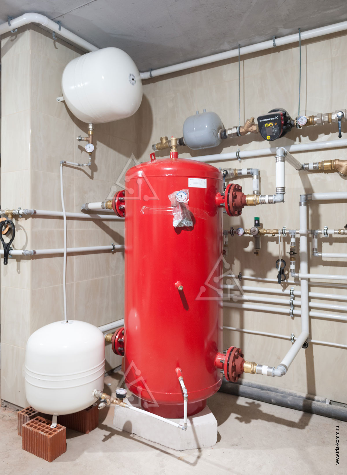 Фото системы холодоснабжения, бак-аккумулятор (красного цвета) для холодной воды