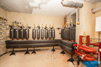 Фото распределительной гребенки отопления в техническом помещении котельной