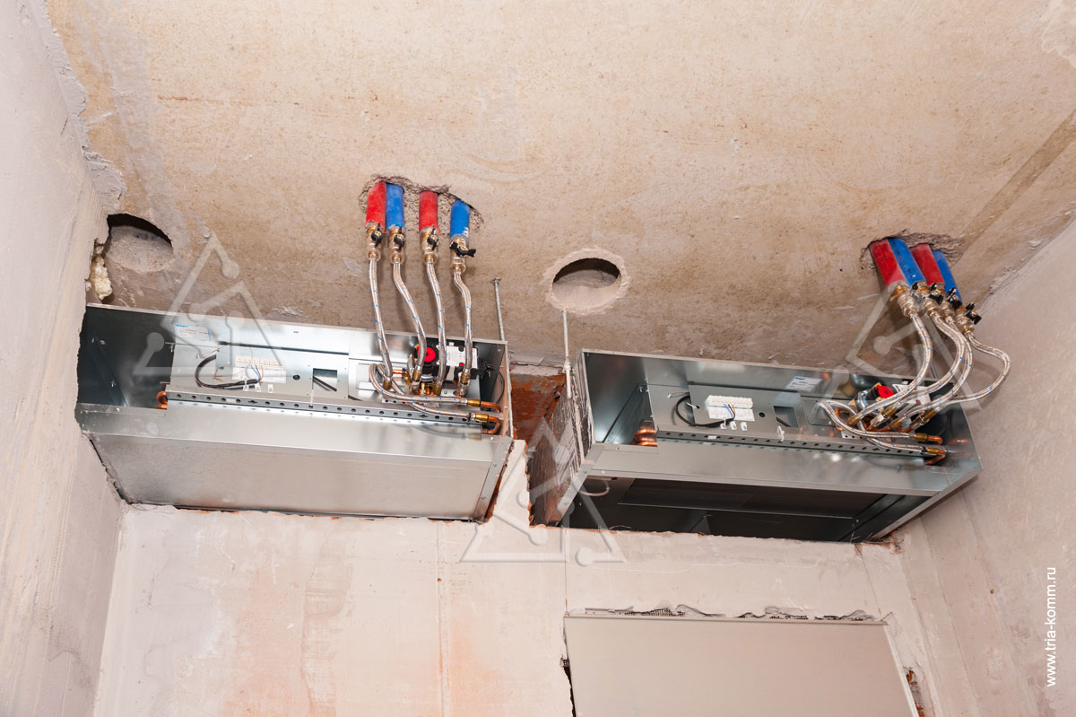 Фото выполненного монтажа 2-х модулей Swegon Paragon с подключенными трубами и отверстия в потолке для воздуховода