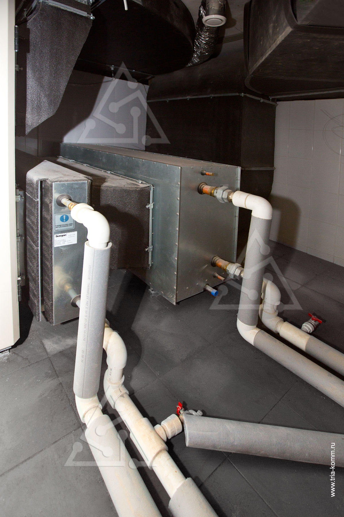 Фото подведенных труб к охладителю и калориферу вентиляционной установки