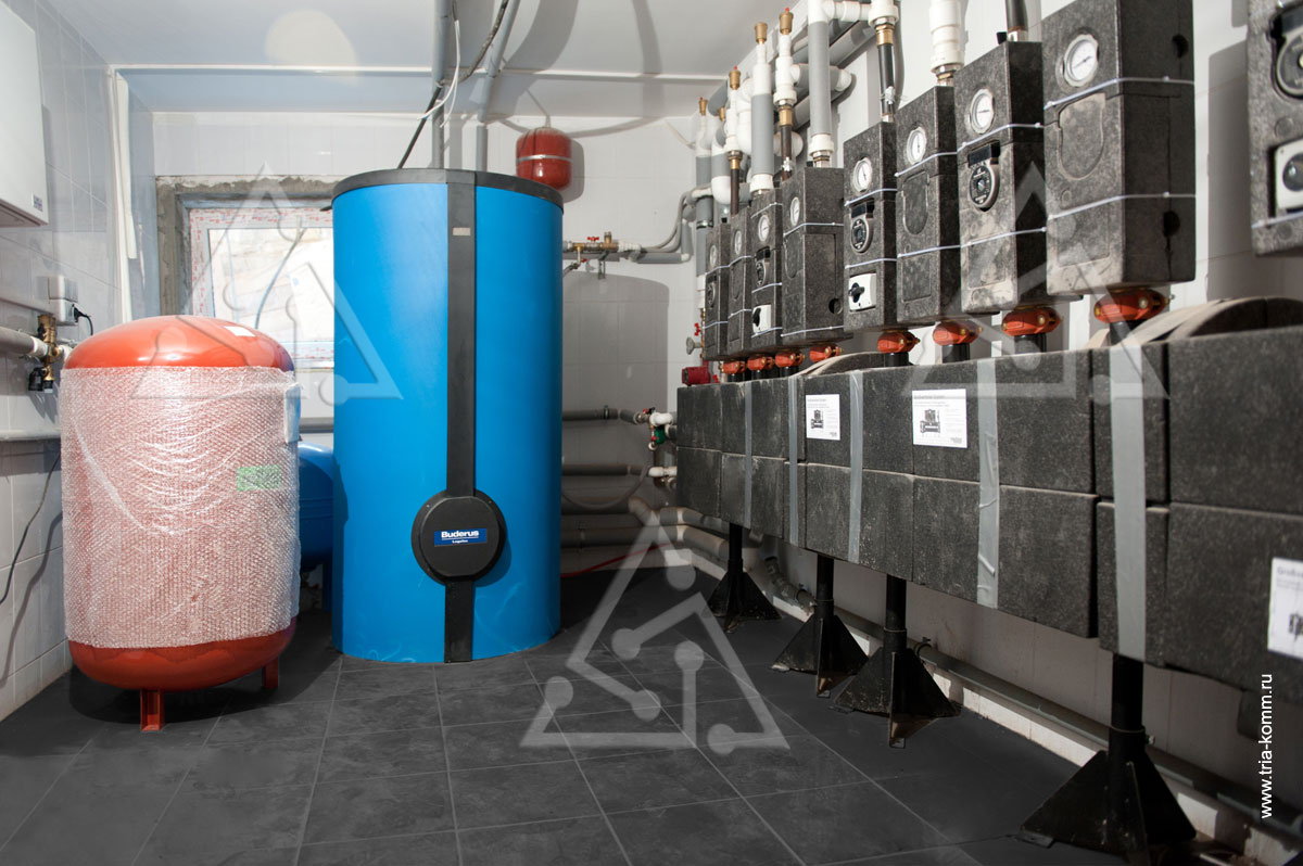 Фото расширительного бака, напольного водонагревателя Buderus Logalux SU и гребенки системы отопления