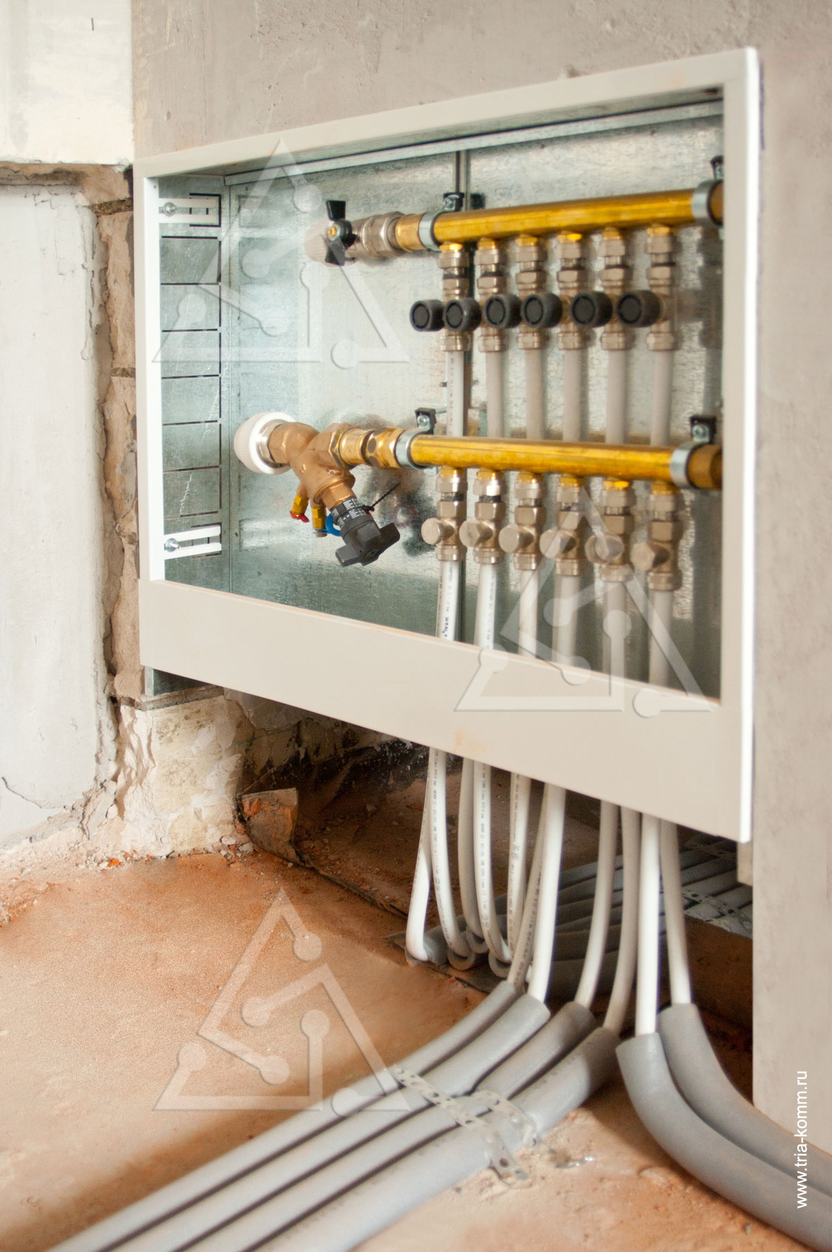 Фото выполненного монтажа шкафа системы отопления в загородном доме