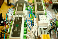 Фото монтажа оборудования Schneider Electric и Crestron в электрическом щите с автоматикой