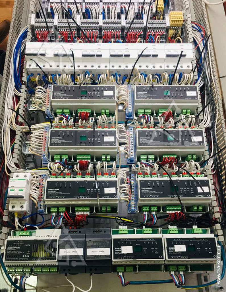 Фото щита для слаботочных систем, электроснабжения и освещения на Crestron и Schneider Electric