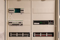 Автоматические выключатели Schneider Electric и модуль Crestron для управления электронными замками