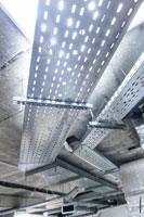 Фото смонтированных на потолке кабельных лотков для системы электроснабжения