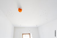 Классический датчик пожарной сигнализации (закрыт защитной оранжевой крышкой, чтобы в него не попадала пыль во время монтажных работ в доме)