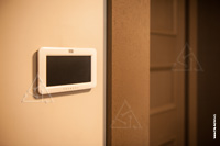 Фото сенсорной клавиатуры Paradox Security Systems охранно-пожарной сигнализации в доме