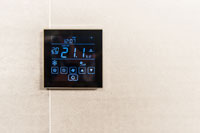 Фото touchscreen дисплея комнатного термостата Thermokon LCF Touch на стене в помещении