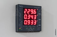 Фото индикаторной панели многофункционального измерителя электрических параметров на двери ВРУ (может передать информацию в систему управления «Умный дом»)