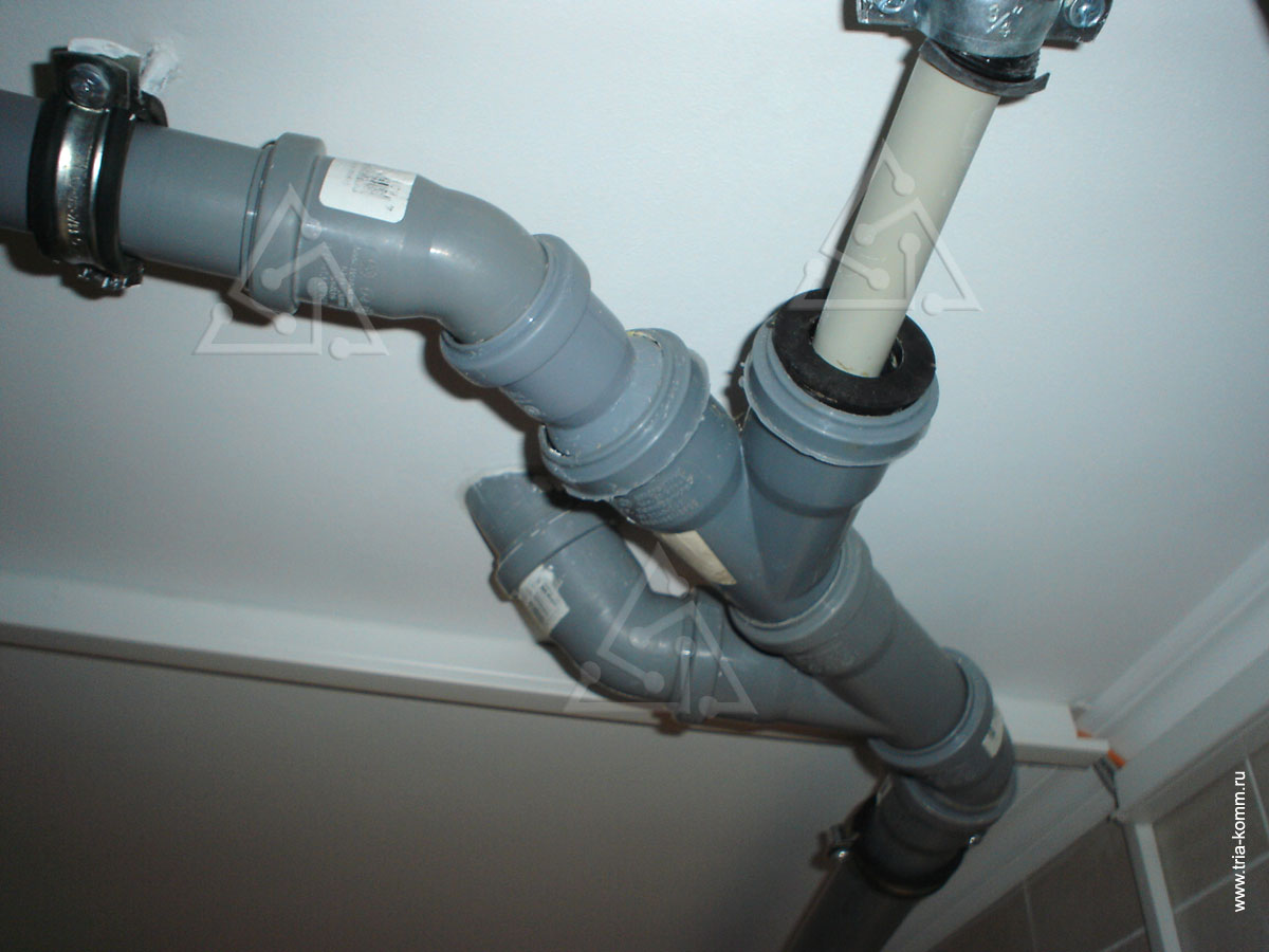 Фото выполненного монтажа труб канализации на потолке для отвода сточных вод