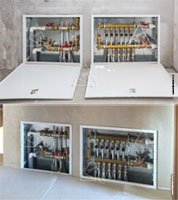 Фото выполненного монтажа 2-х отопительных коллекторных шкафов в загородном доме до и после отделки