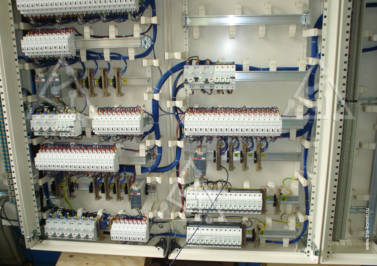 Фото сборки электрического щита системы электроснабжения и освещения на оборудовании Schneider Electric