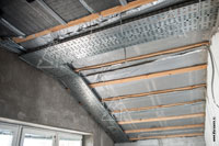 Монтаж линий электроснабжения в загородном доме выполнен под потолком в специальных лотках