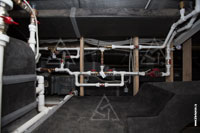Вентиляционная камера: фото обвязки охладителя и калорифера на фоне воздуховодов