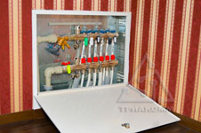 Коллекторный шкаф радиаторного отопления с клапаном гидравлической увязки производства фирмы Oventrop