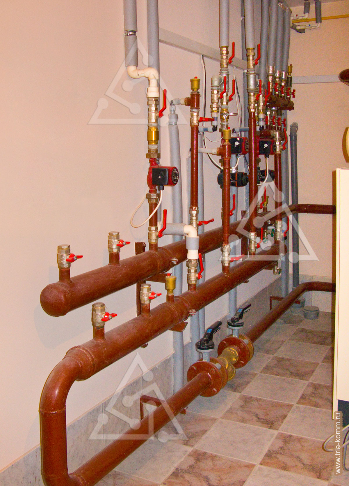 Фото распределительной гребенки системы отопления в котельной