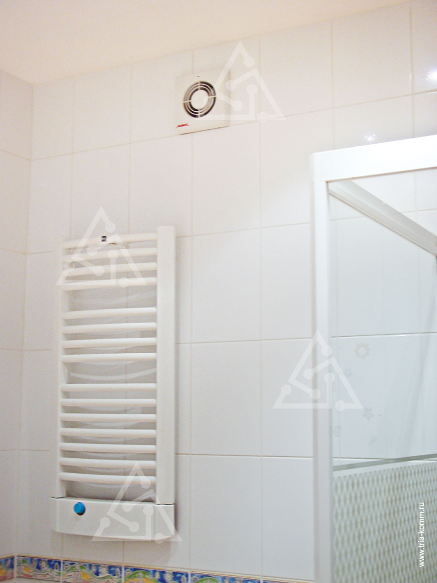 Фото полотенцесушителя в ванной: он играет роль эстетичного отопительного прибора