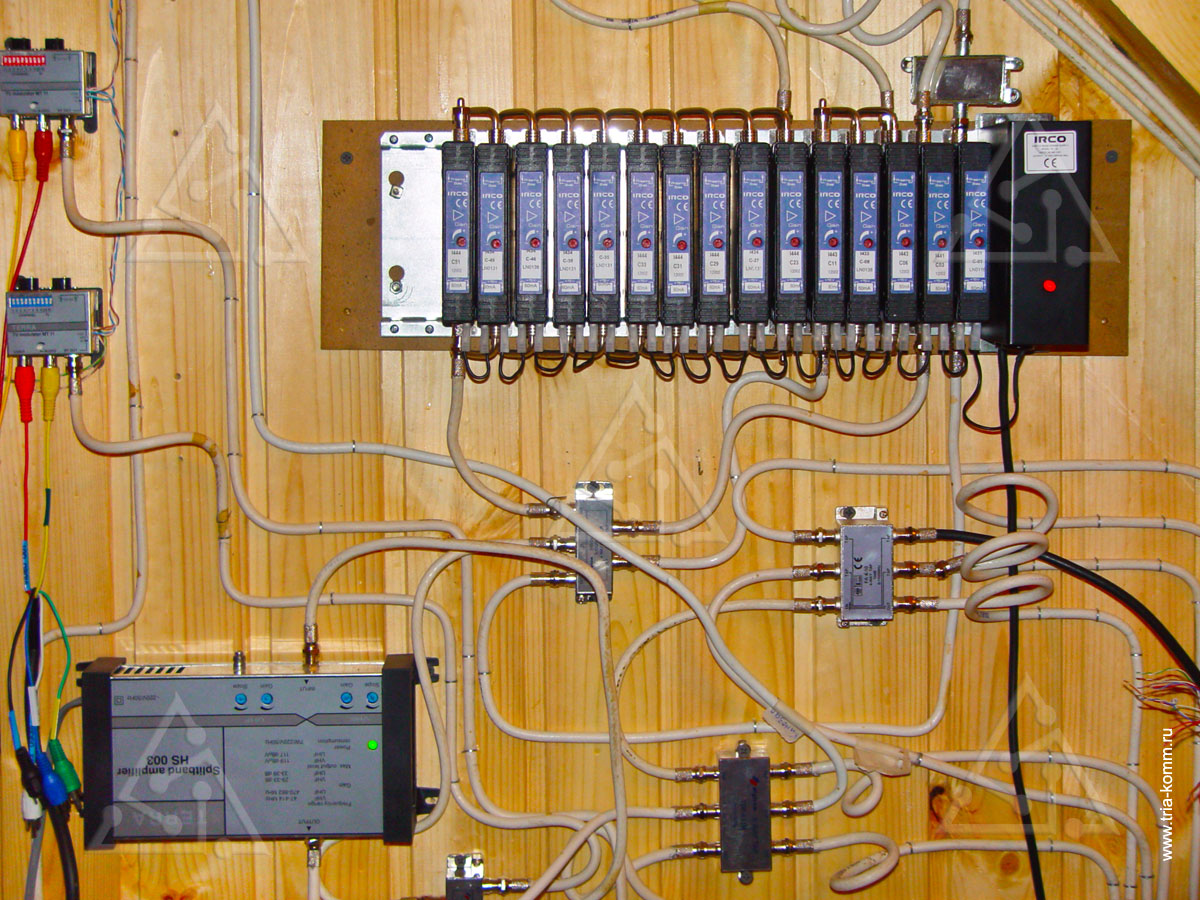 Фото аппаратуры систем эфирного и спутникового телевидения загородного дома