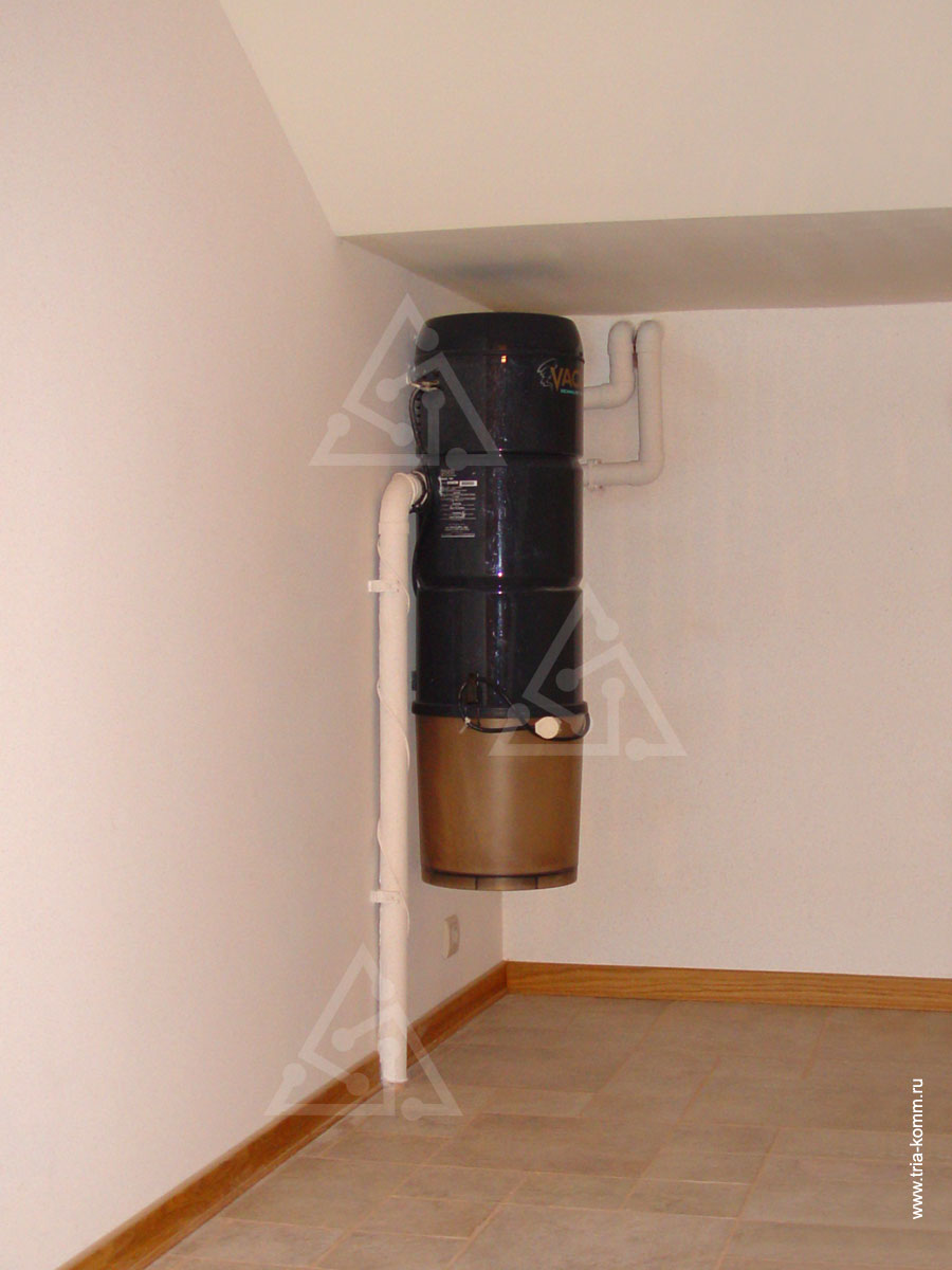 Фото агрегатного блока «центрального пылесоса» в подсобном помещении загородного дома