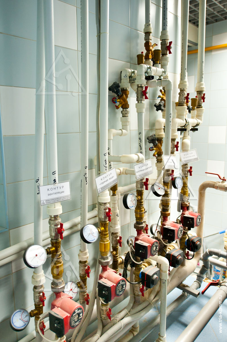 Фото трубопроводов и арматуры распределительной гребенки системы отопления и горячего водоснабжения