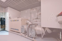 Рядом с вентиляционной установкой смонтирована система встроенной уборки «центральный пылесос»