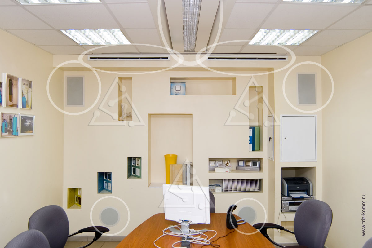 Фото воздухораспределительных устройств, охлаждающей балки и встроенной акустической системы в комнате для переговоров