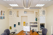 Воздухораспределительные устройства, охлаждающая балка и встроенная акустическая система в комнате для переговоров