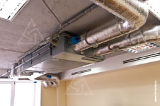 Общее фото системы вентиляции Kampmann Klimanaut Indoor 400 WRG на потолке офисного помещения