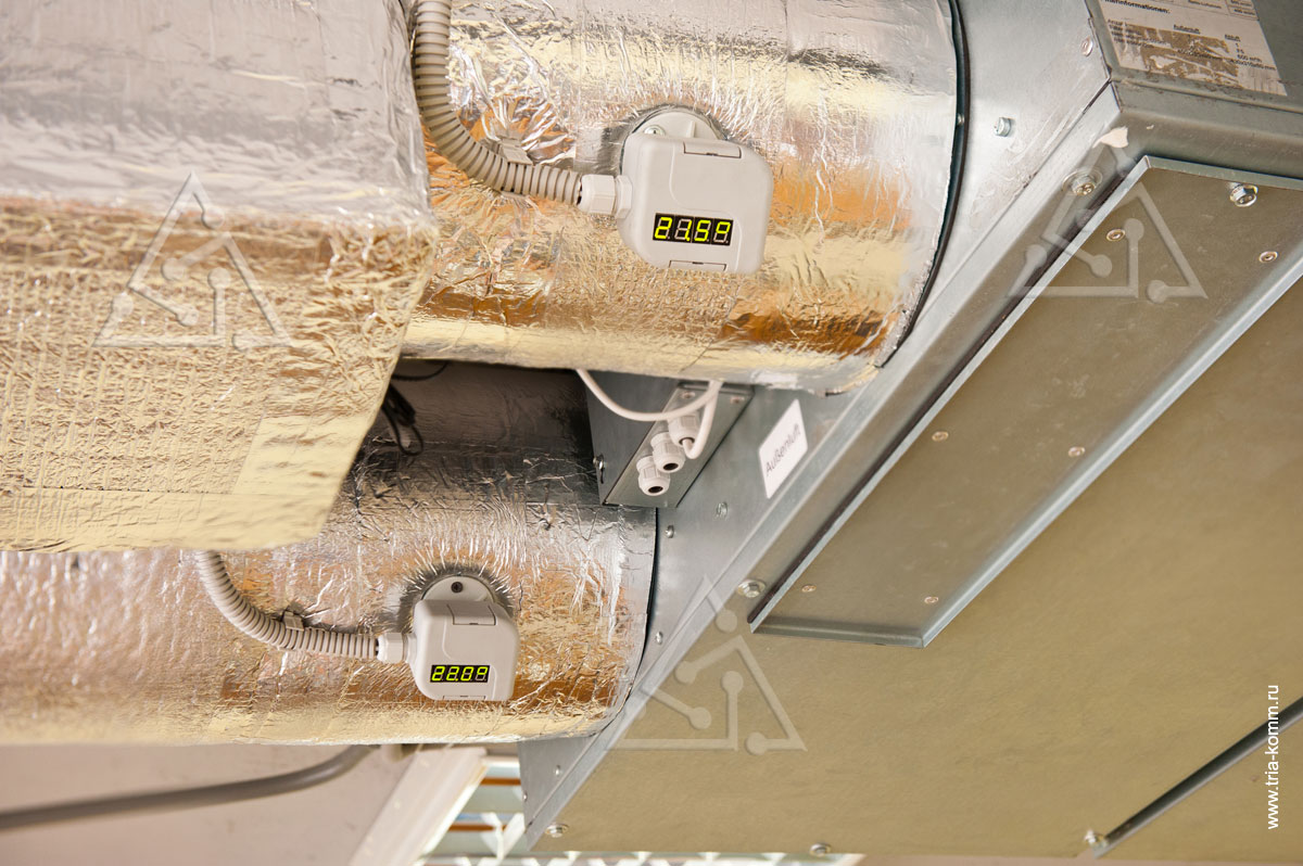 Фото цифровых индикаторов датчиков температуры приточного (21,5°С) и вытяжного воздуха (22°С) системы вентиляции Kampmann Klimanaut Indoor 400 WRG