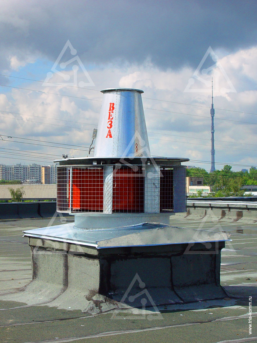 Фото вентилятора «ВЕЗА» на крыше офисного центра, вдали — Останкинская телебашня