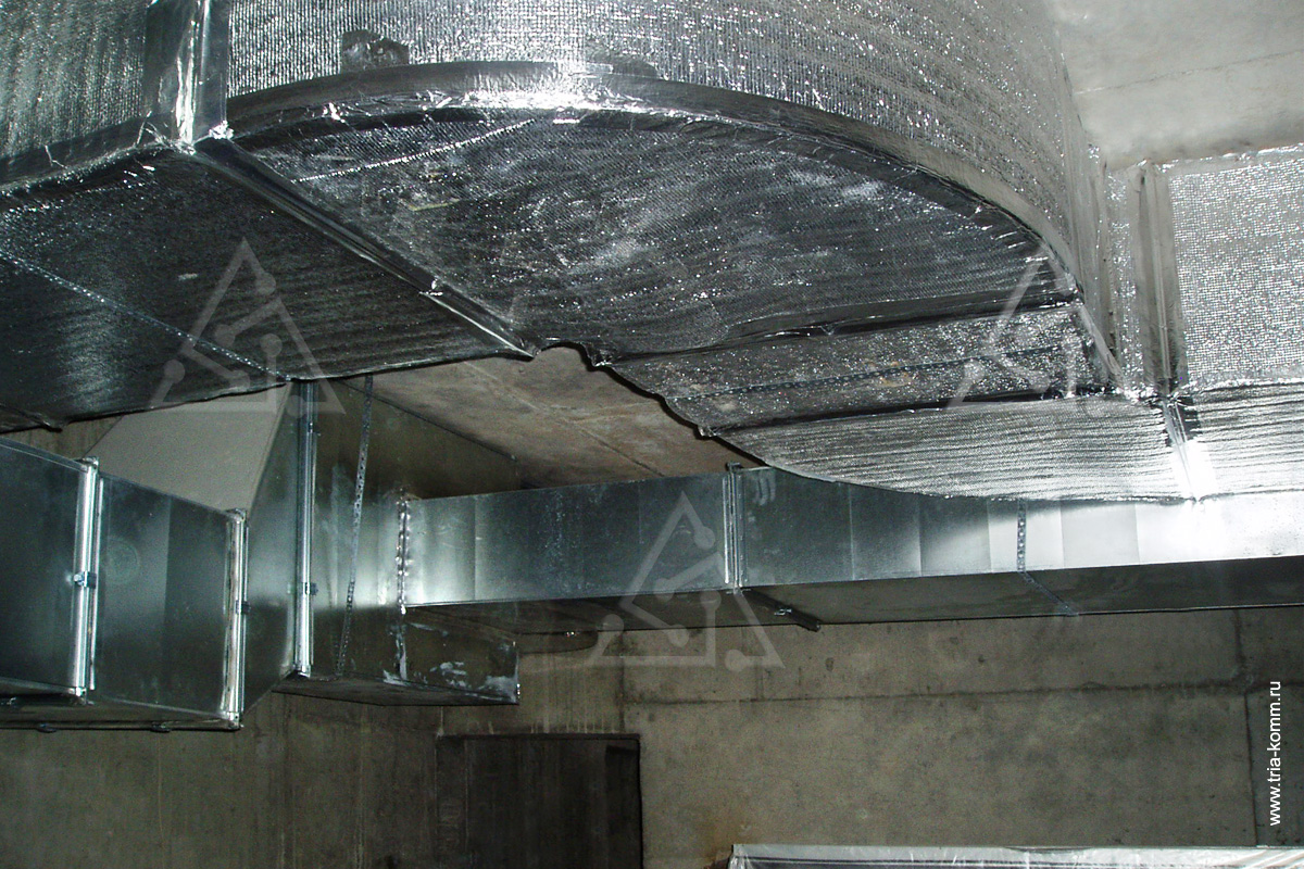 Фото выполненного монтажа воздуховодов системы вентиляции ресторана в ресторане