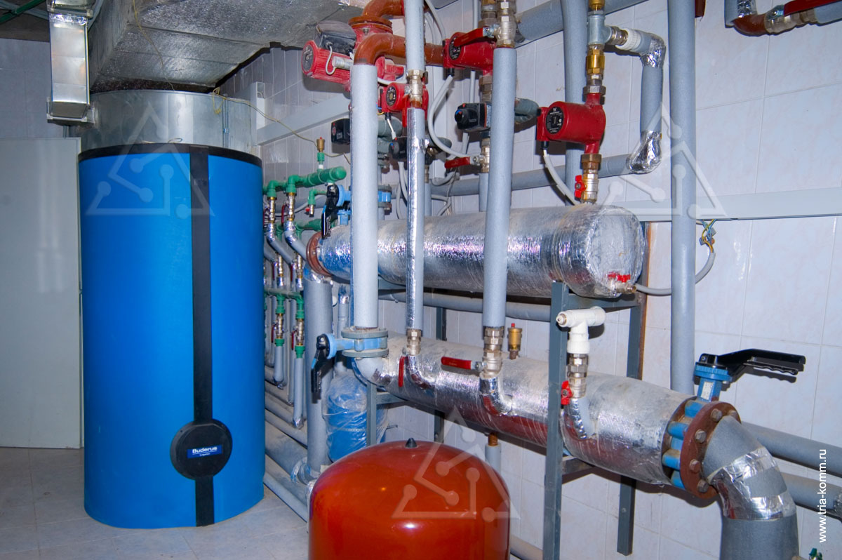 Фото распределительной гребенки системы отопления и напольного водонагревателя Buderus Logalux SU
