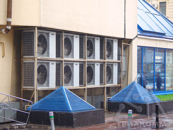 Фото внешних блоков системы охлаждения на улице перед рестораном
