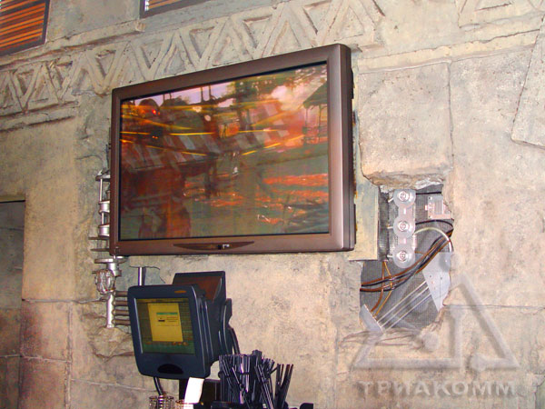 Фото плазменных телевизионных панелей за барной стойкой ресторана