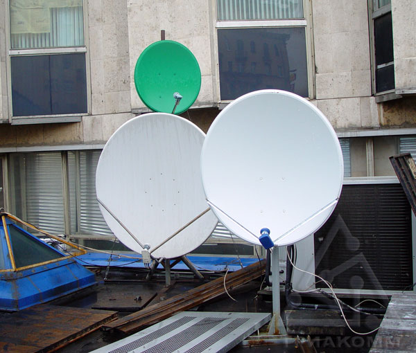 Фото параболических антенн спутникового телевидения на крыше ресторана «Пирамида»